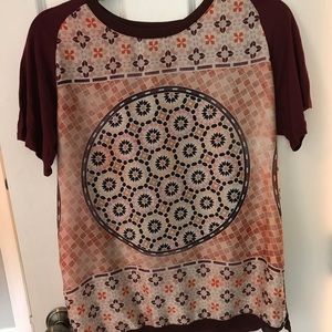 Patterned maroon tee!